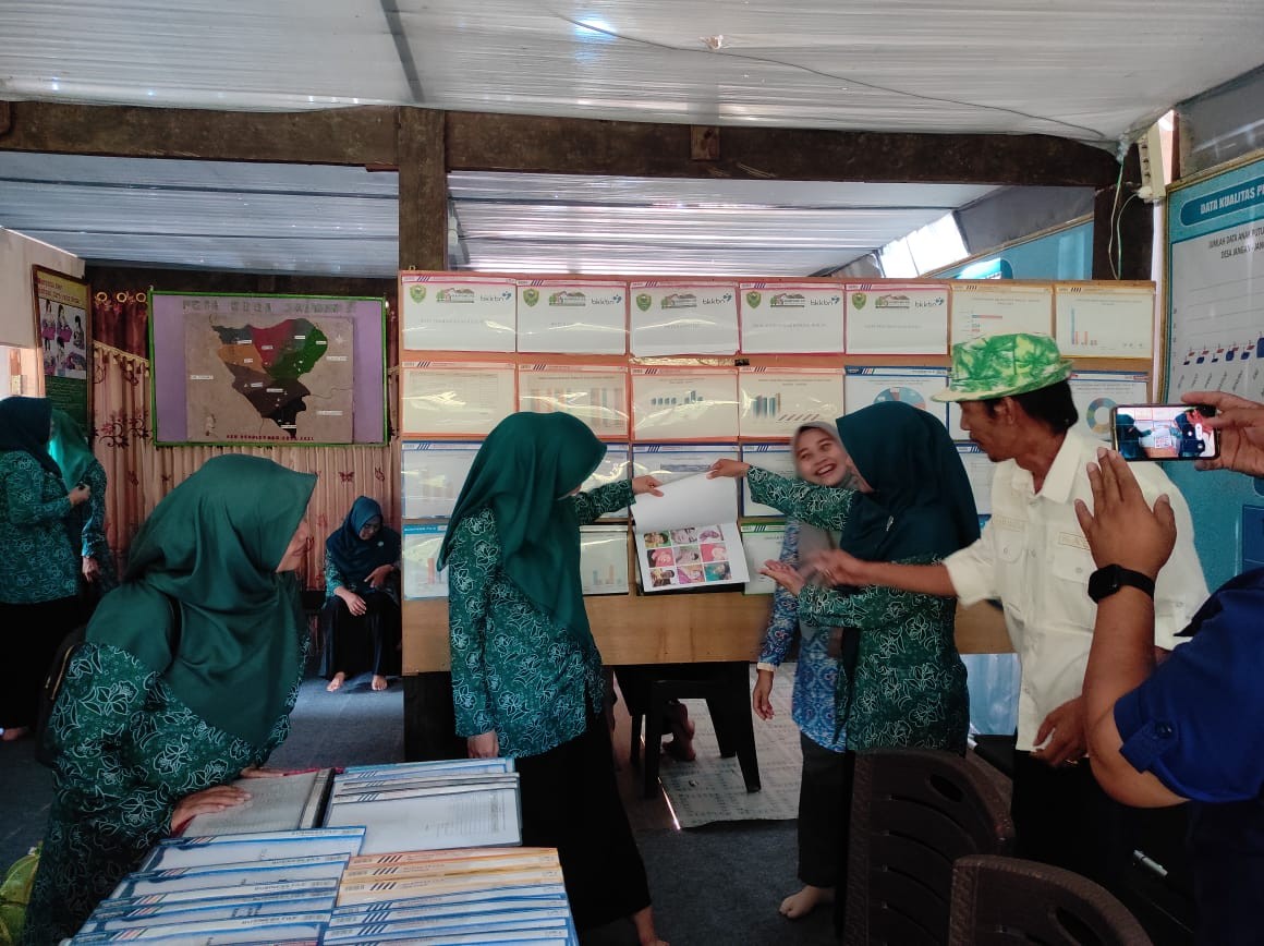 Ketua TP. PKK Kab. Barru tengah melihat Display Data keluarga