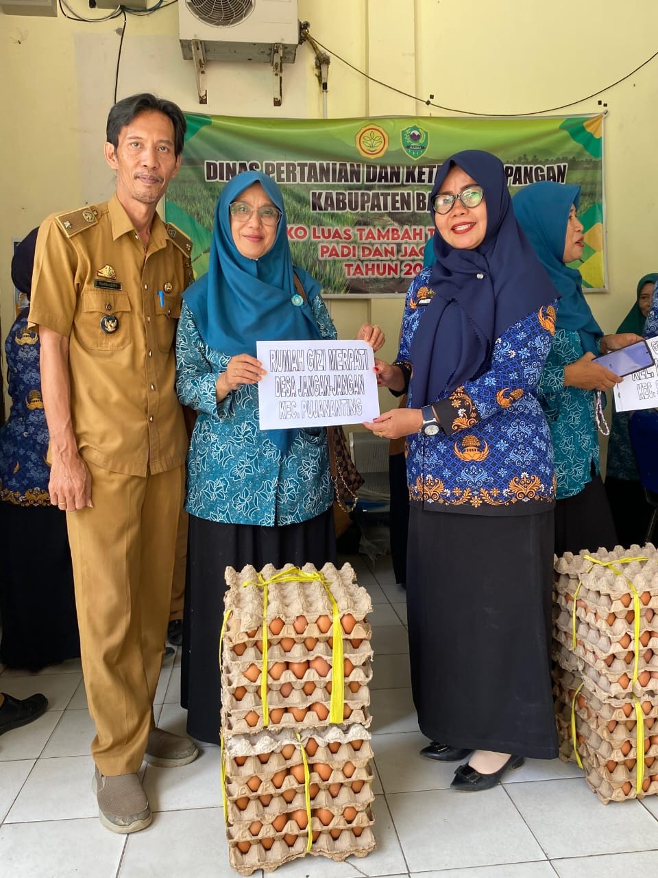 Penyerahan bantuan Telur untuk keluarga berisiko stunting
