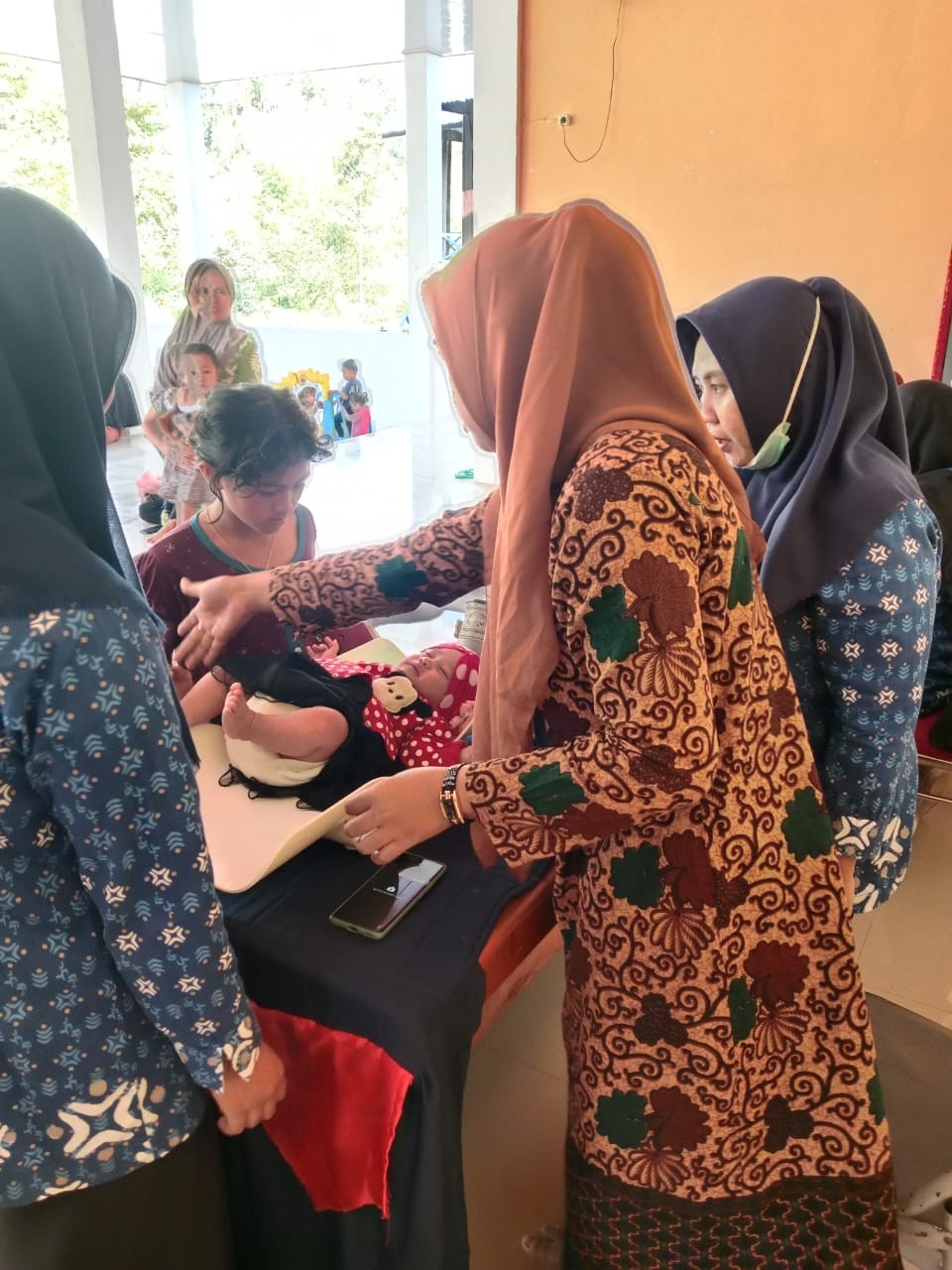 Melaksanakan Posyandu Aktif