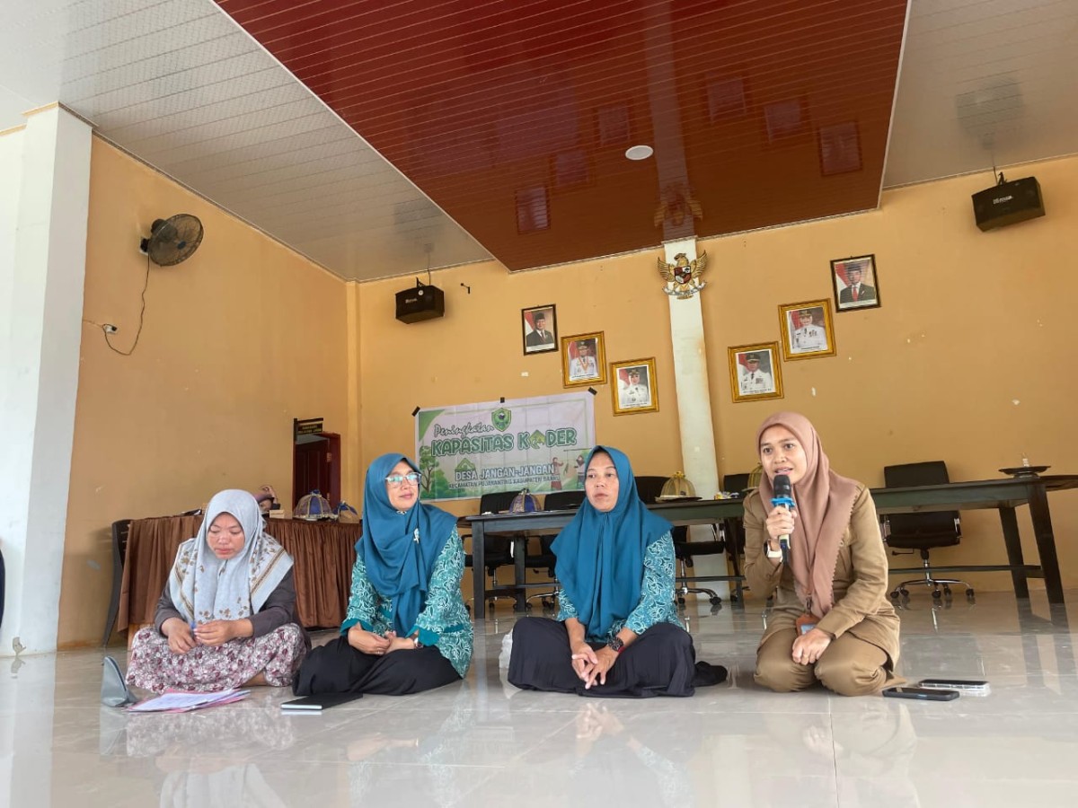 Melakukan pembinaan  kader posyandu