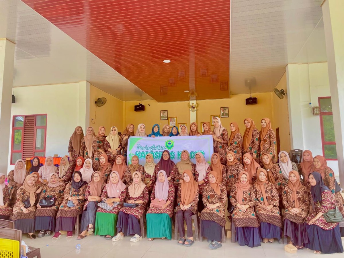 Foto bersama dengan kader