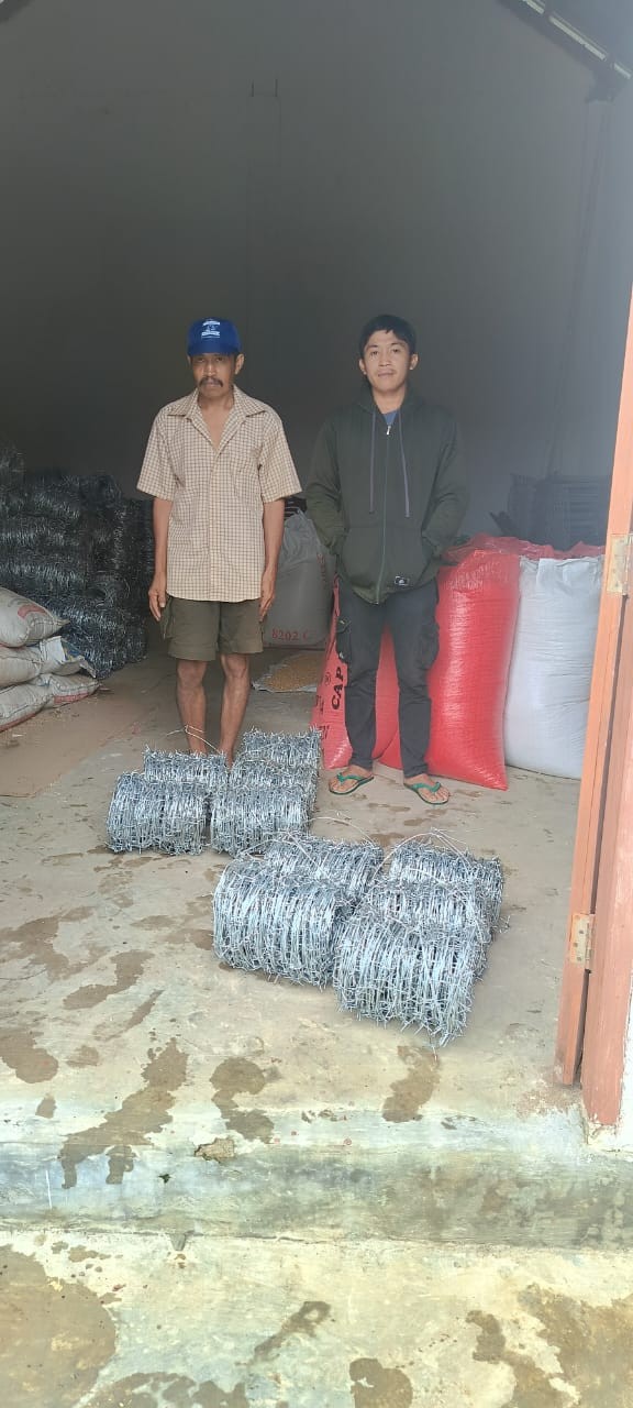 Pemberian bantuan kawat untuk Petani Nanas
