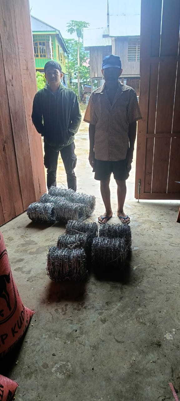 Pemberian bantuan kawat untuk Petani Nanas