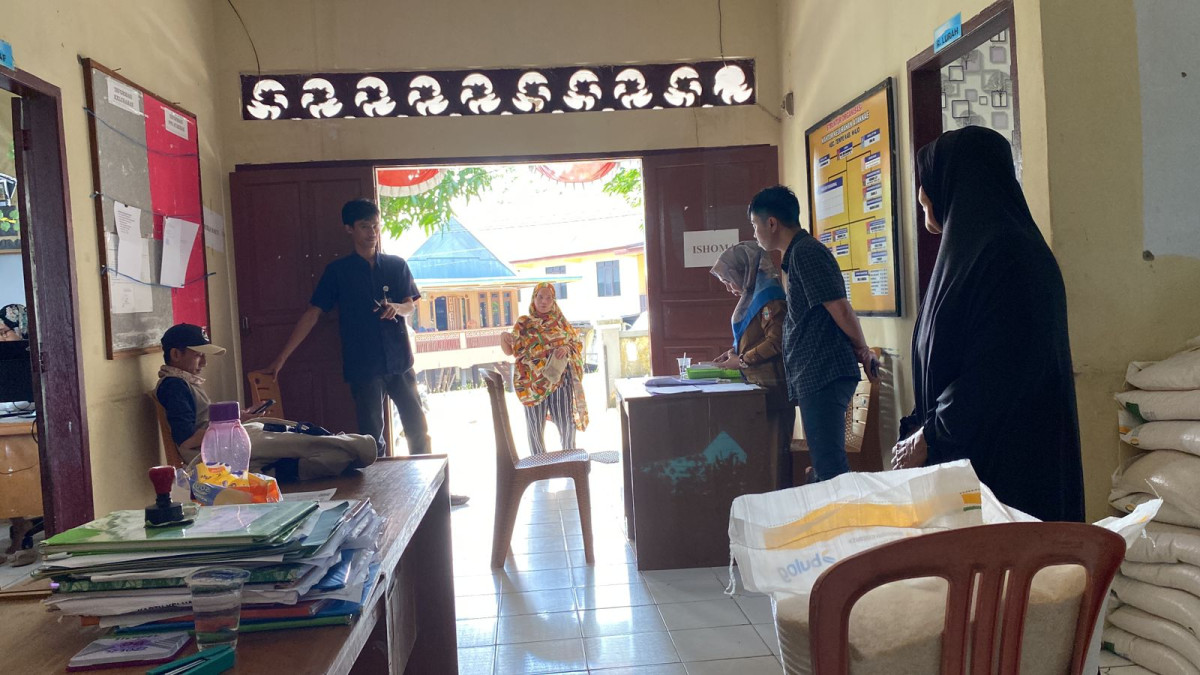 Penyaluran bantuan beras