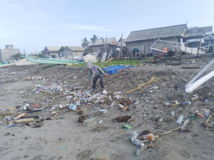 Pembersihan Pesisir Pantai Ammani