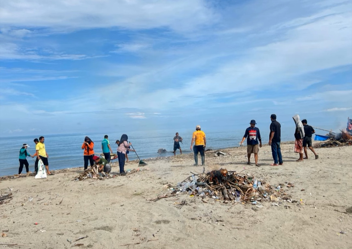 Kerja Bakti di Pantai Wisata Ammani