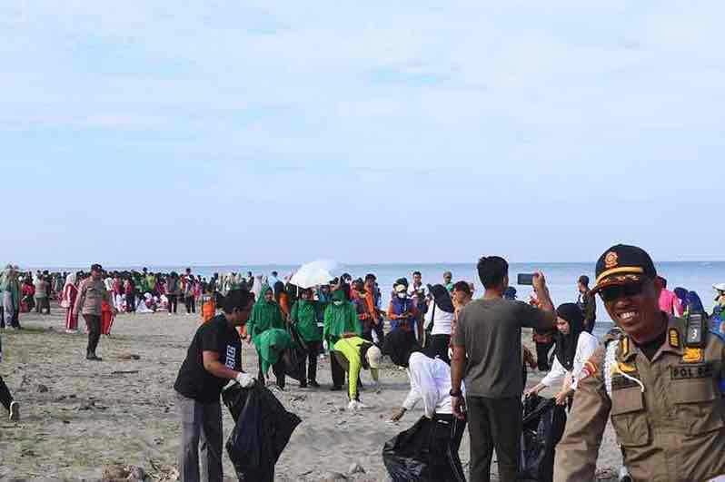 Aksi Bersih Pantai & Penanaman Bibit Pohon