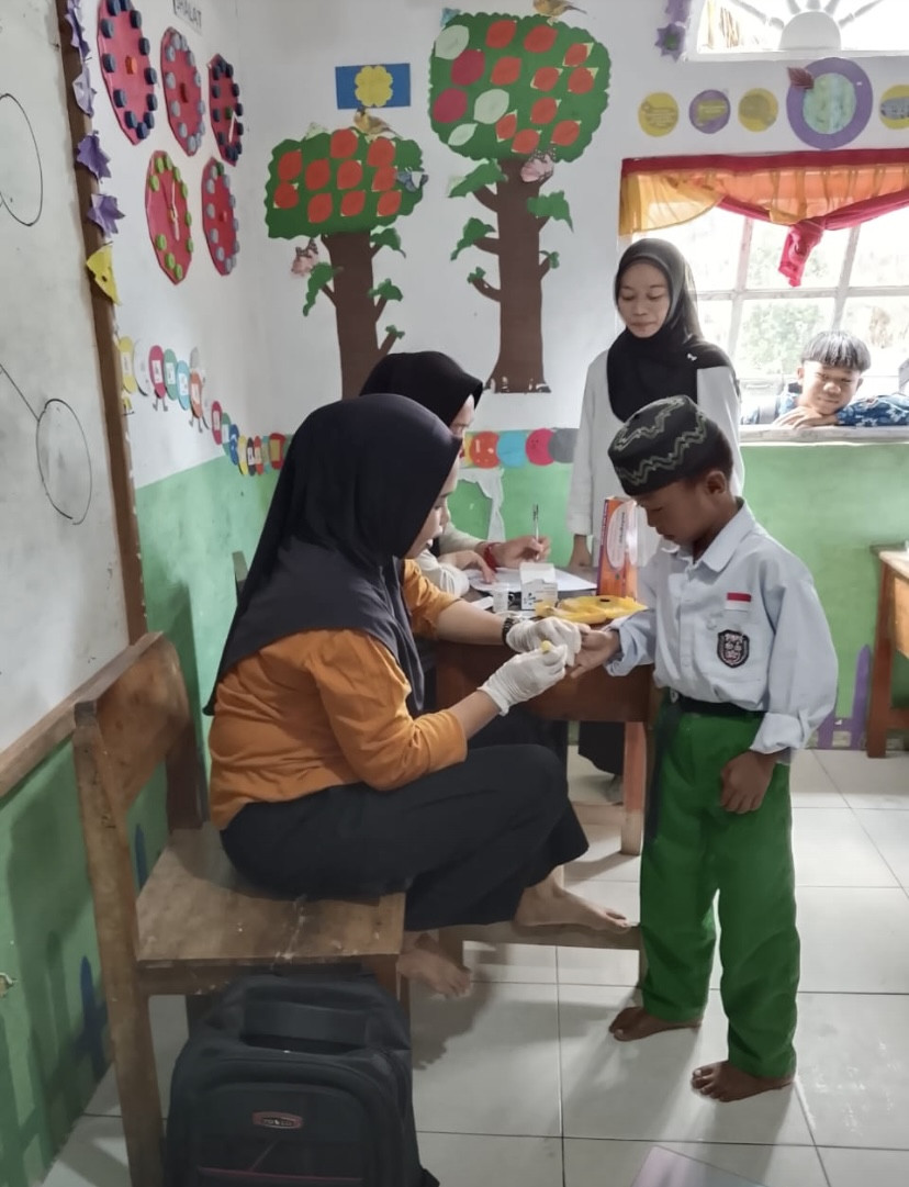 Pemeriksaan Gula Darah Pada Anak MTS DDI Ammani Utara