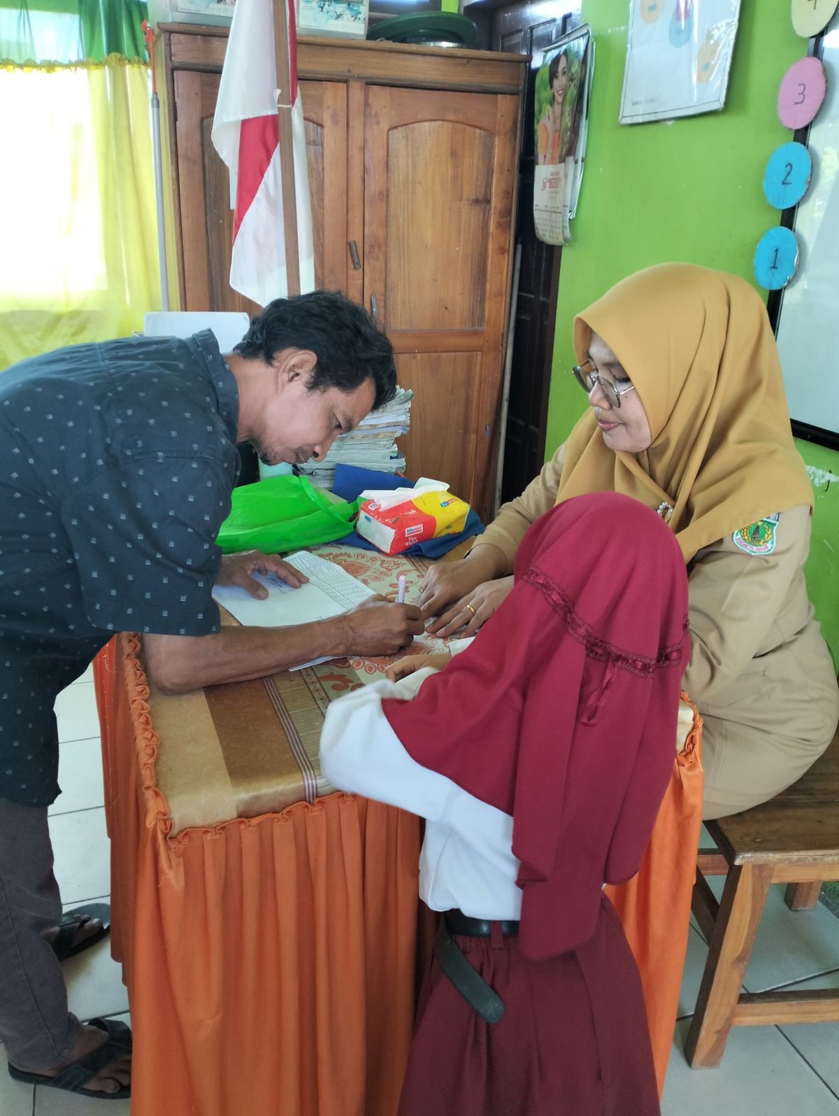 Penerimaan Raport dalam Rangka GATI