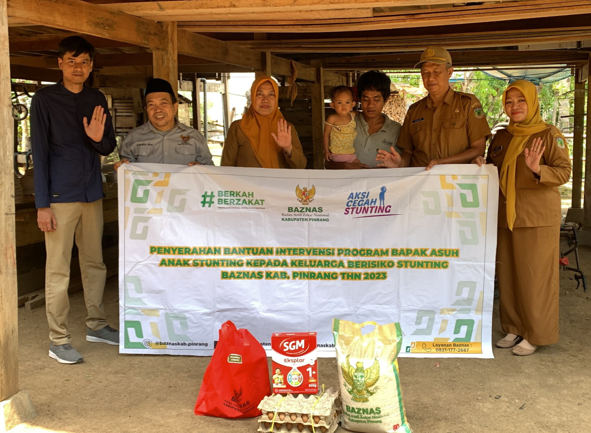 Penyerahan bantuan intervensi program Bapak Asuh kepada keluarga beresiko Stunting