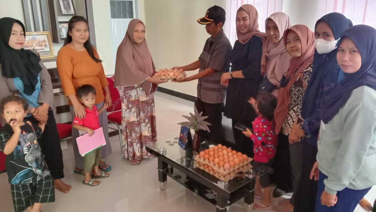 Pemberian bantuan pangan kepada anak asuh stunting