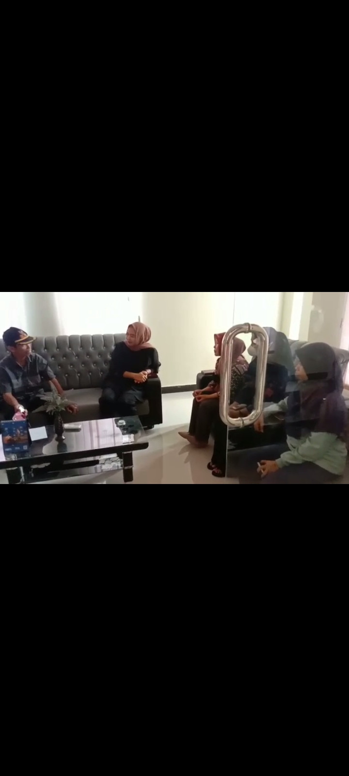 Koordinasi kepada Kepala Desa Mallongilongi dengan kader KPM bidan dan TPK tentang permintaan data BAABS