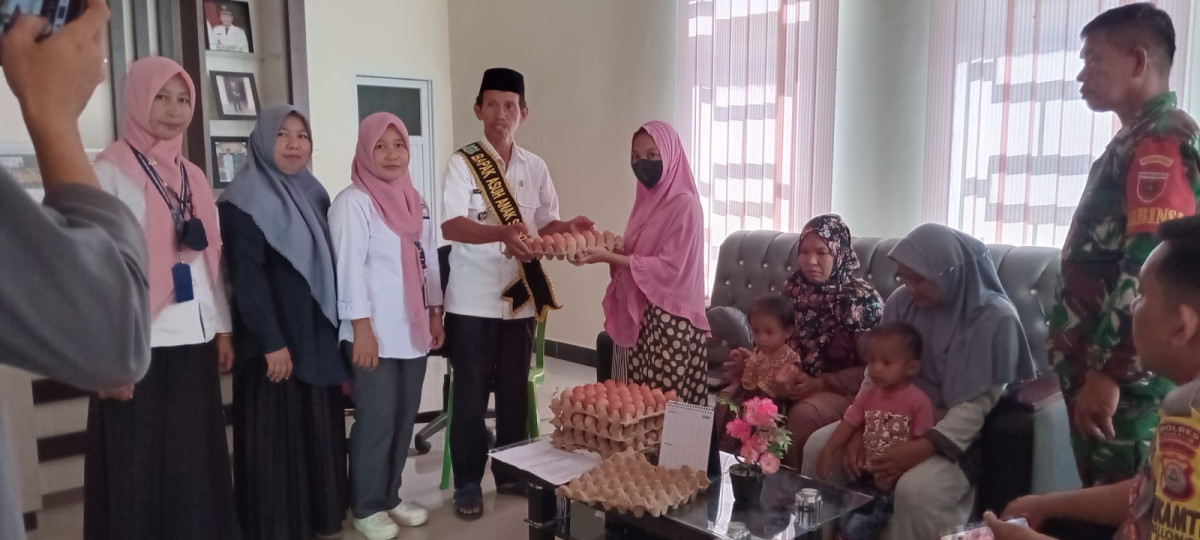 Pemberian bantuan kepada Anak Asuh Stunting
