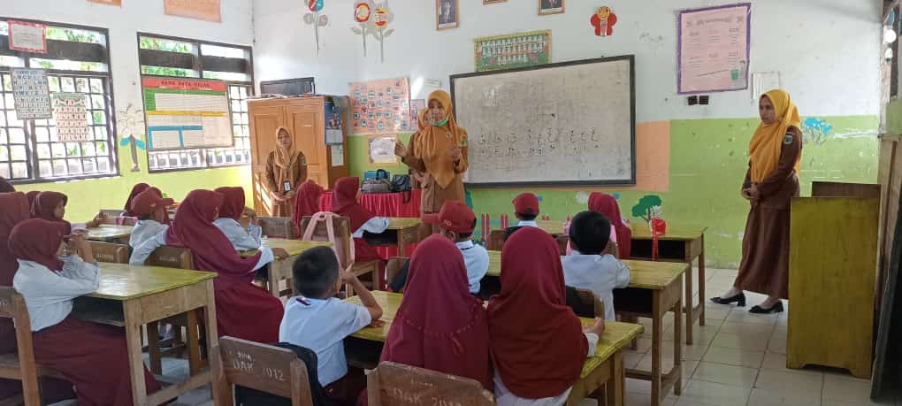 Pemberian imunisasi di sekolah dasar Didesa mallongilongi