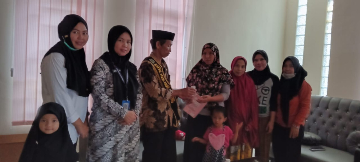 Pemberian bantuan kepada Anak Asuh Stunting