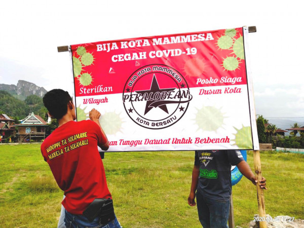 Pemasangan Spanduk Posko Siaga Covid 19 di Kampung KB Pekalobean