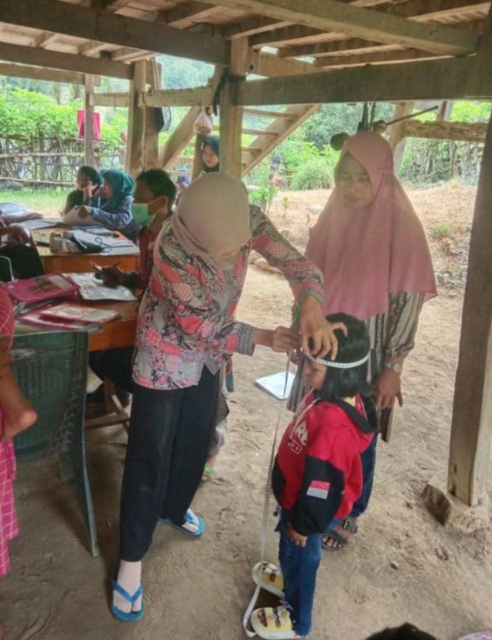 Melakukan Pemantauan pertumbuhan dan perkembangan anak berusia di bawah lima tahun (balita).