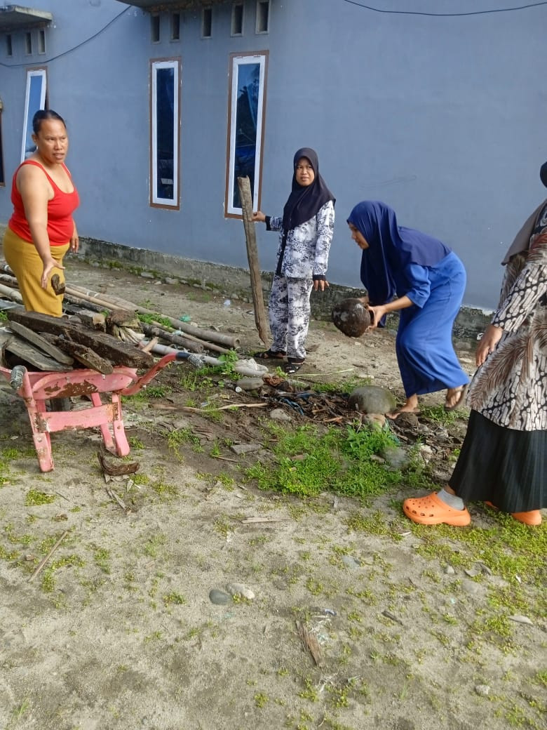 KEGIATAN GOTONG ROYONG PENANAMAN TOGA
