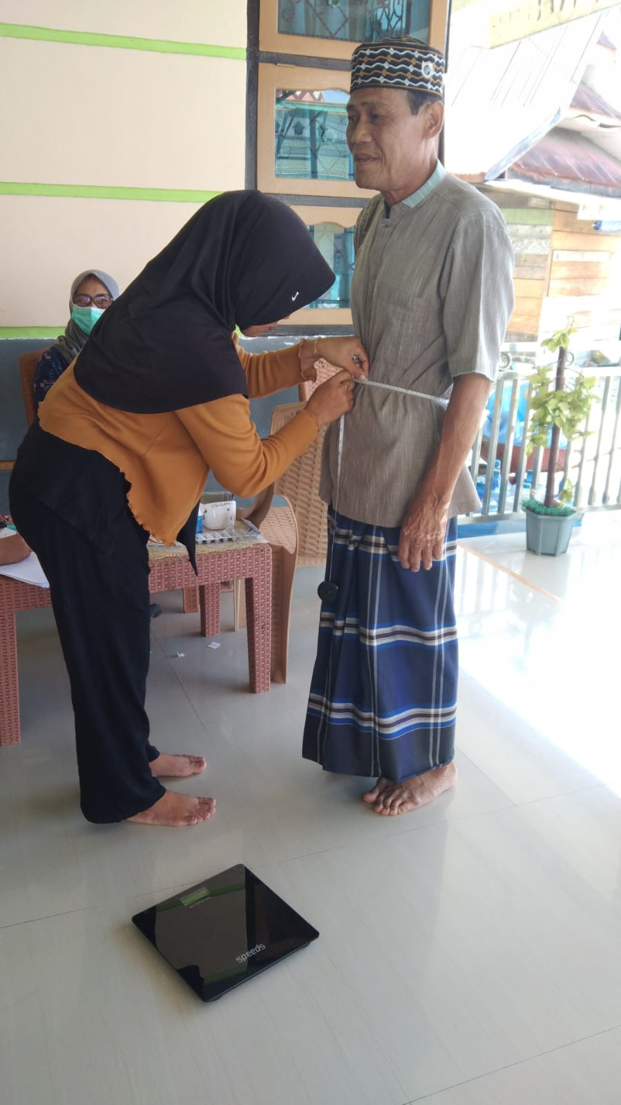 PENGUKURAN LINGKAR PINGGANG PADA LANSIA