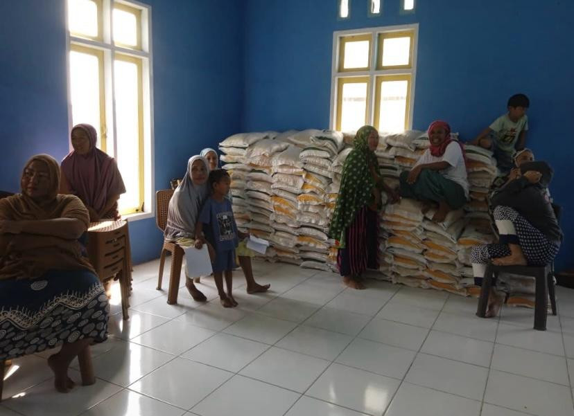 KEGIATAN PENERIMAAN BANTUAN BERAS DESA TOKKE
