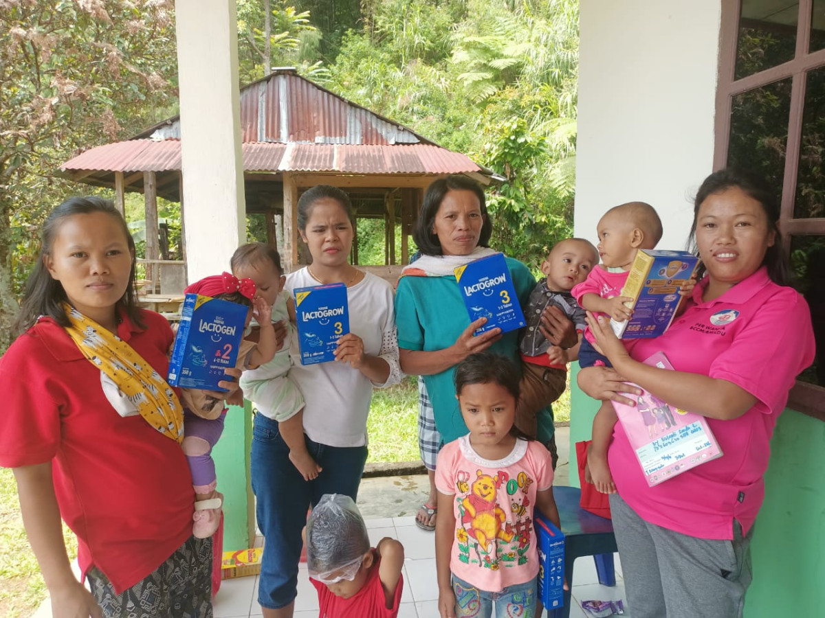Kegiatan Posyandu yang dirangkaikan dengan pemberian susu untuk balita stunting
