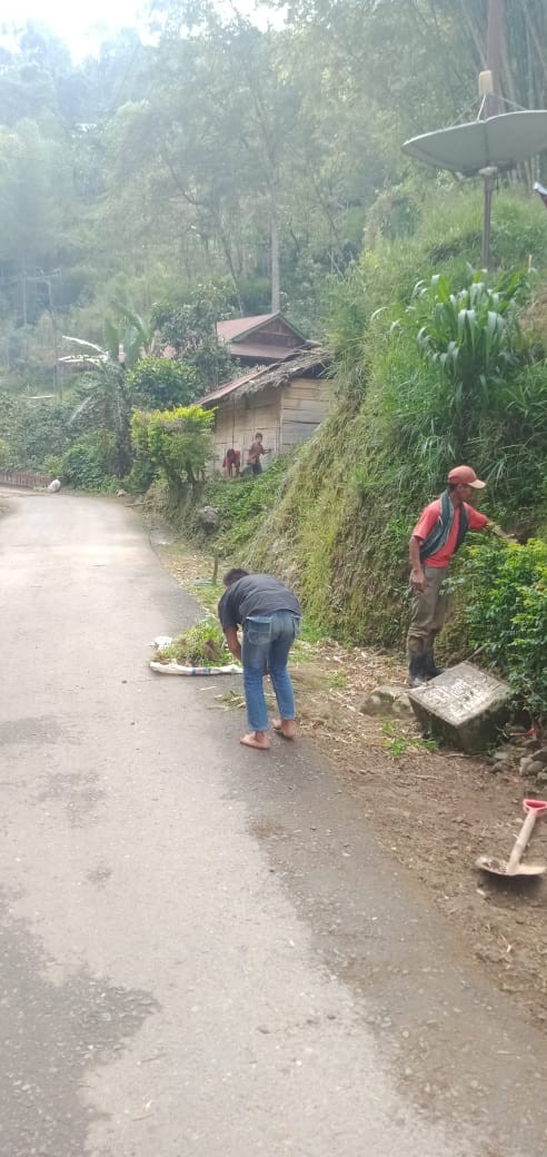 Kerja Bakti Membersihkan Lingkungan