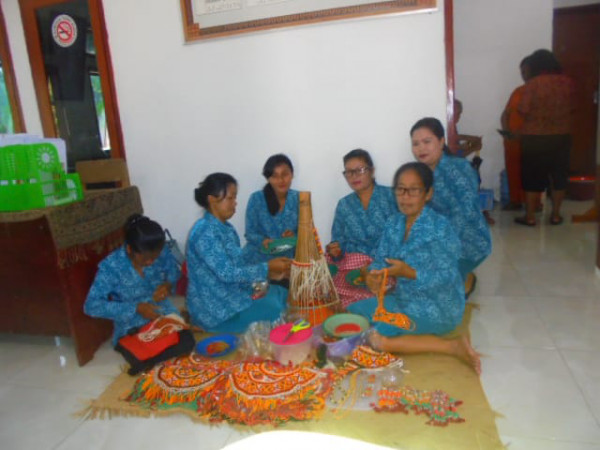 pembuatan kerajinan manik-manik