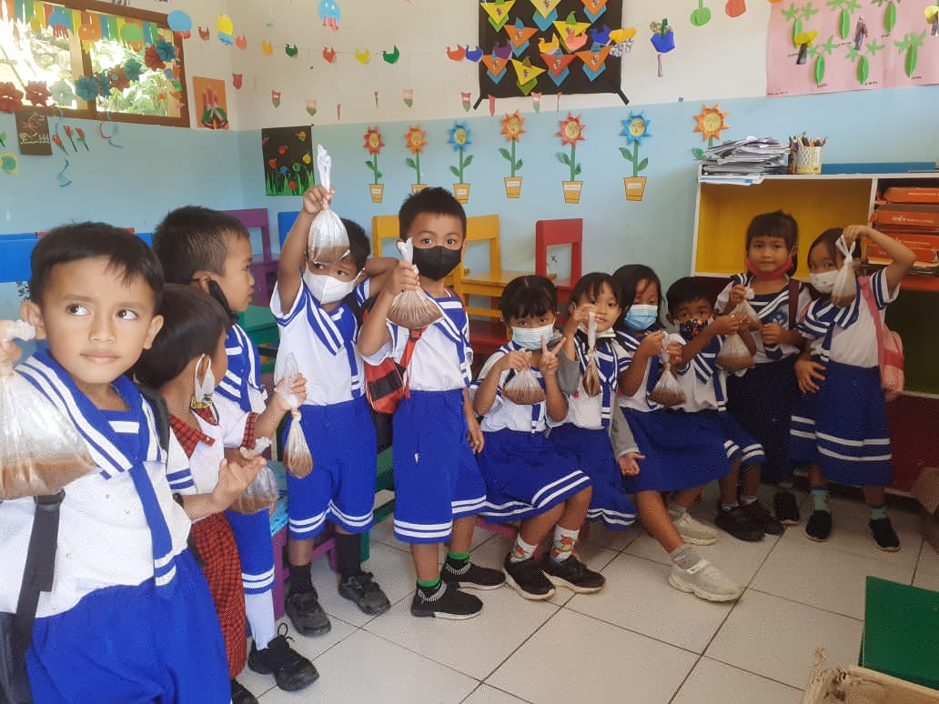 Pemberian Makanan Tambahan Bagi siswa TK KOmba