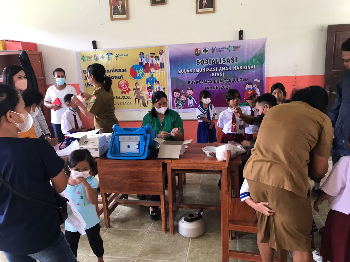 Melaksanakan Bulan Imunisasi Anak Nasional