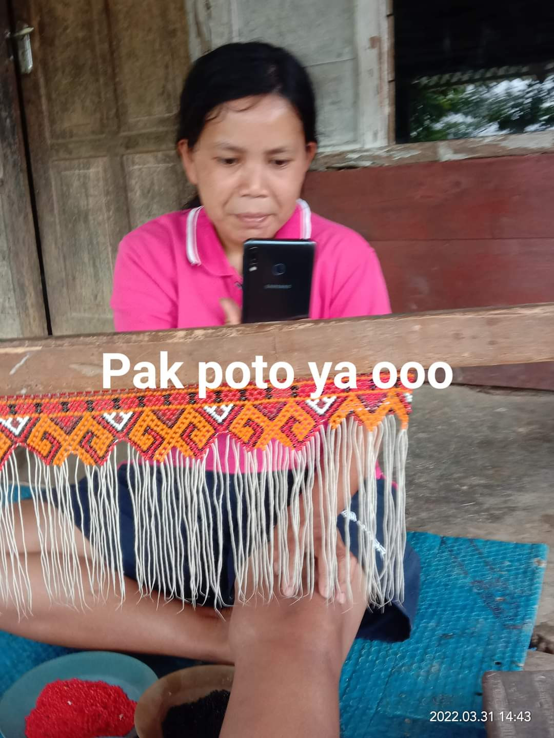 Peningkatan Ekonomi Keluarga Melalui kegiatan Meronce Manik-Manik