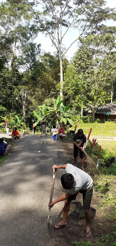 melakukan kegiatan gotong royong masyarakat lembang angin-angin