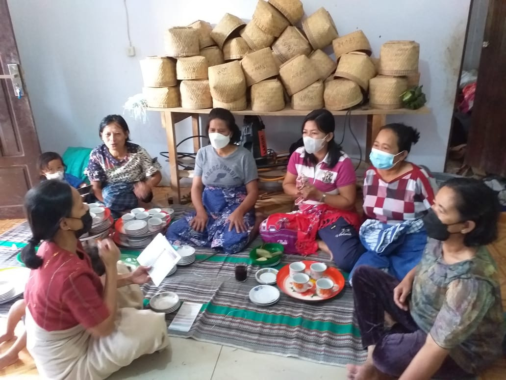 memberikan pembinaan kepada masyarakat di tengah kegiatan rambu solo di lembang angin-angin