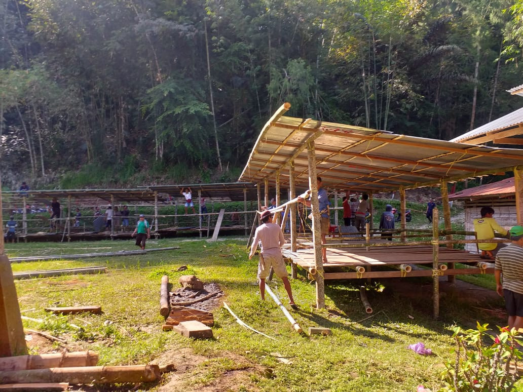 kegiatan masyarakat bergotong royong dalam acara rambu solo di lembang angin-angin