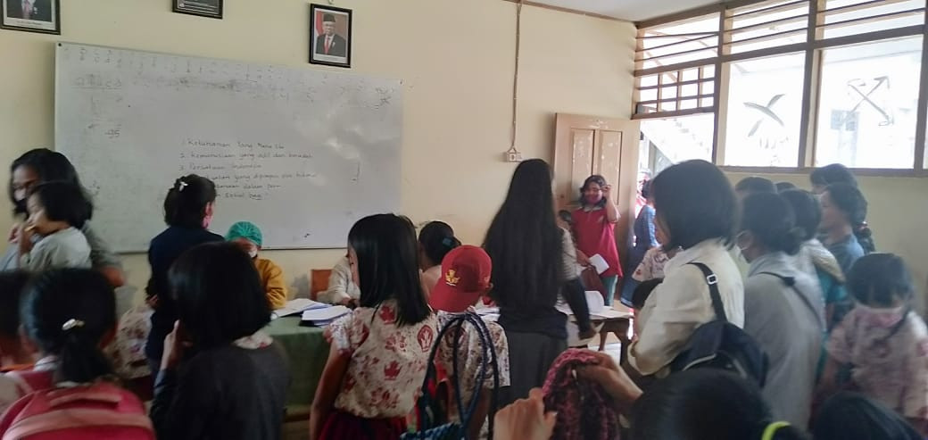 Suasana Vaksinasi Covid-19 dihadiri oleh orang tua