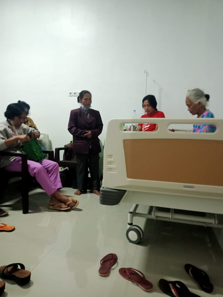 SUASANA KUNJUNGAN WARGA YANG SAKIT