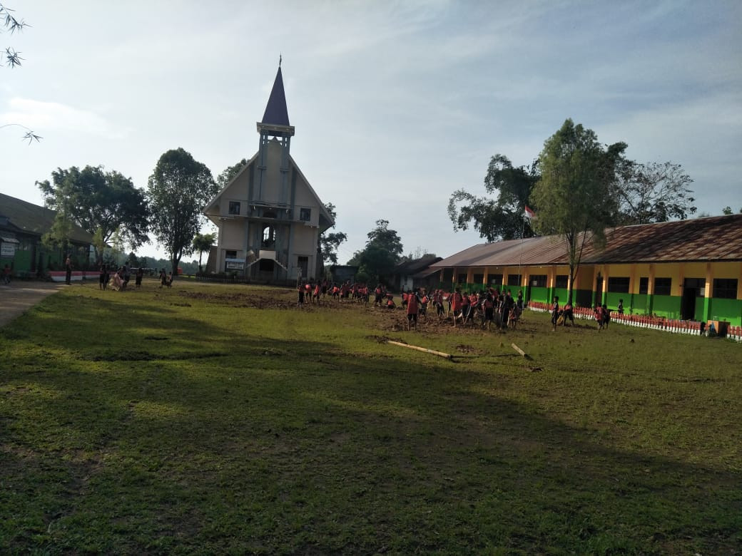Suasana kerja bakti di SD