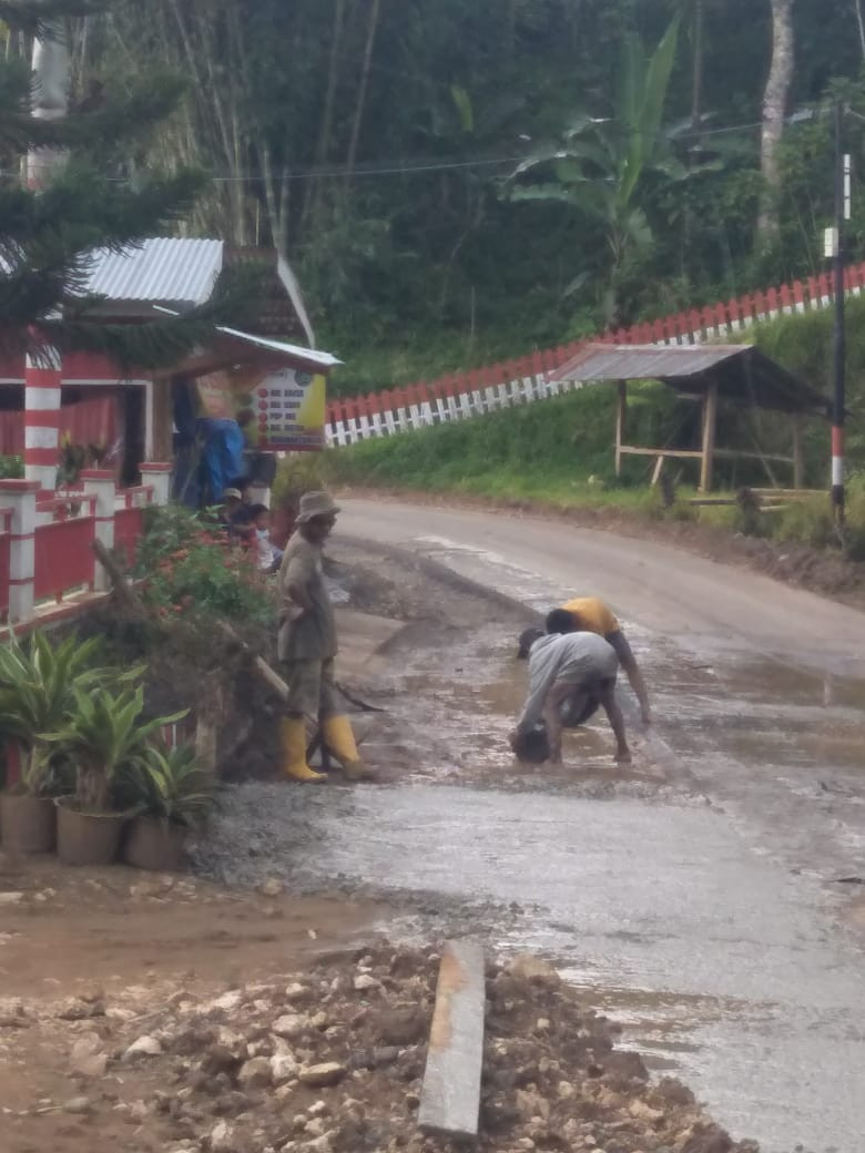 2022 POKJA PEMBINAAN LINGKUNGAN "PENGECORAN BAHU JALAN"