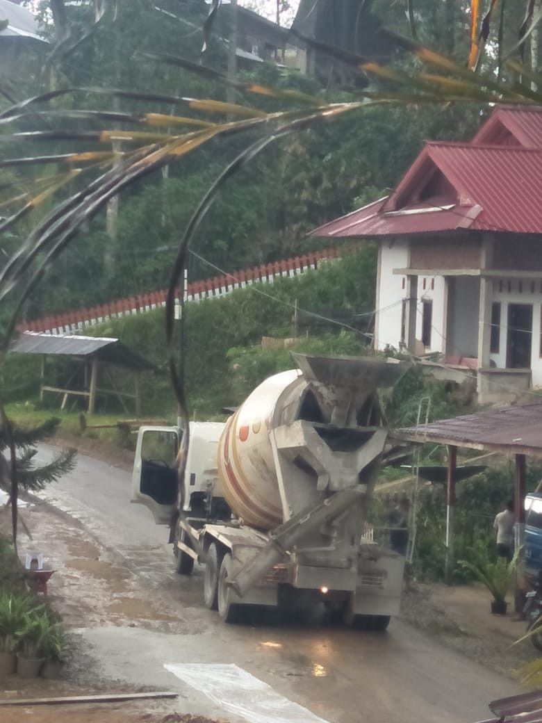 Suasana pengecoran Bahu Jalan kampung kb Ulukallan