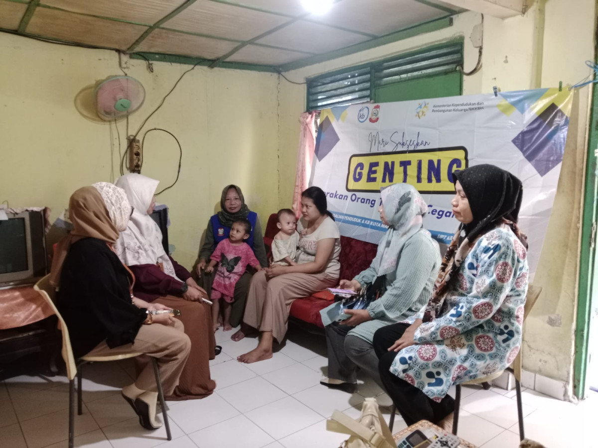 Imrani Kamaluddin sebagai pembicara pada saat pembawa acara