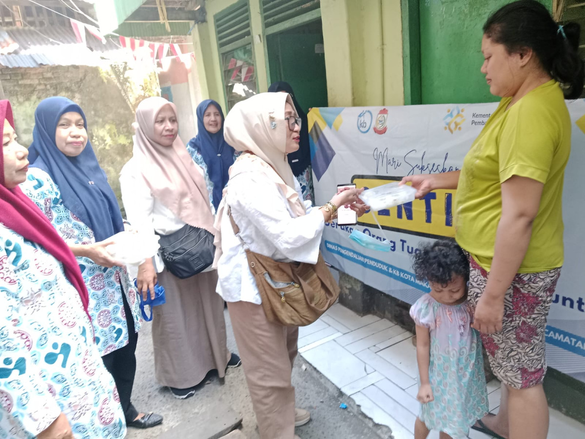 Pemberian bantuan nutrisi kepada keluarga resiko stunting