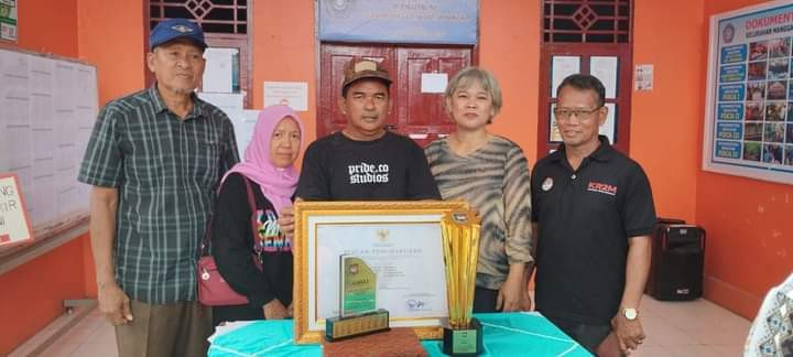 Penyambutan piala lomba kelurahan terpadu