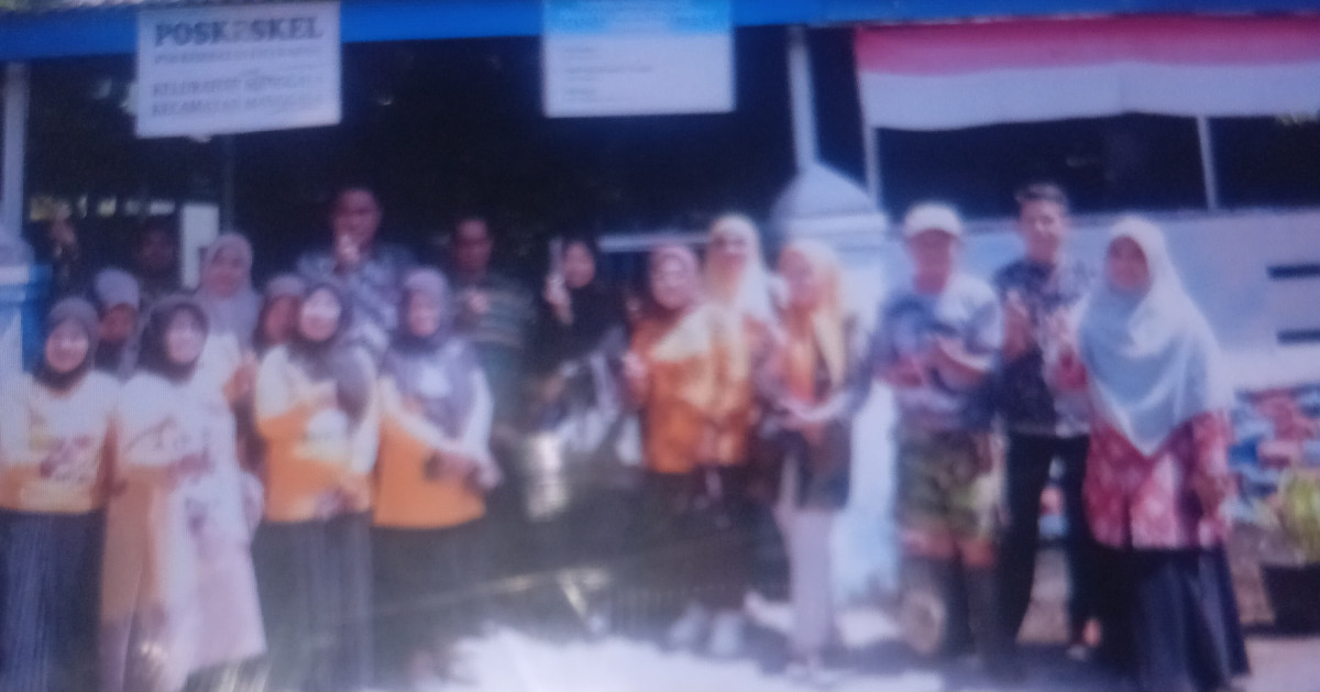 Bersama di depan posyandu RW 12