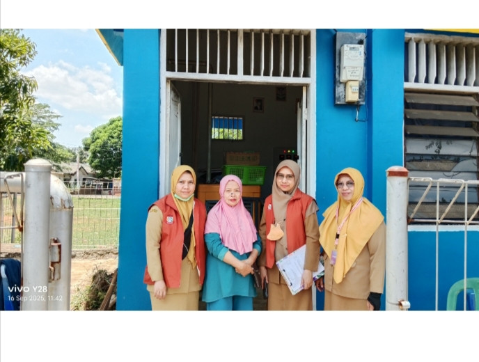 Bersama petugas Dinas Kesehatan