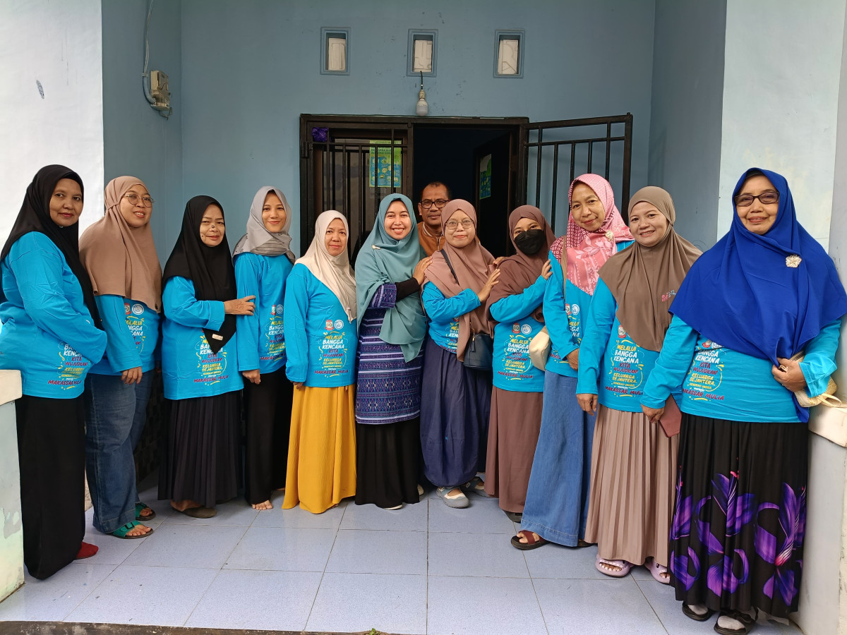 Pemberian Baju kaos dalam rangka kegiatan temu kader du HUT Kota Makassar