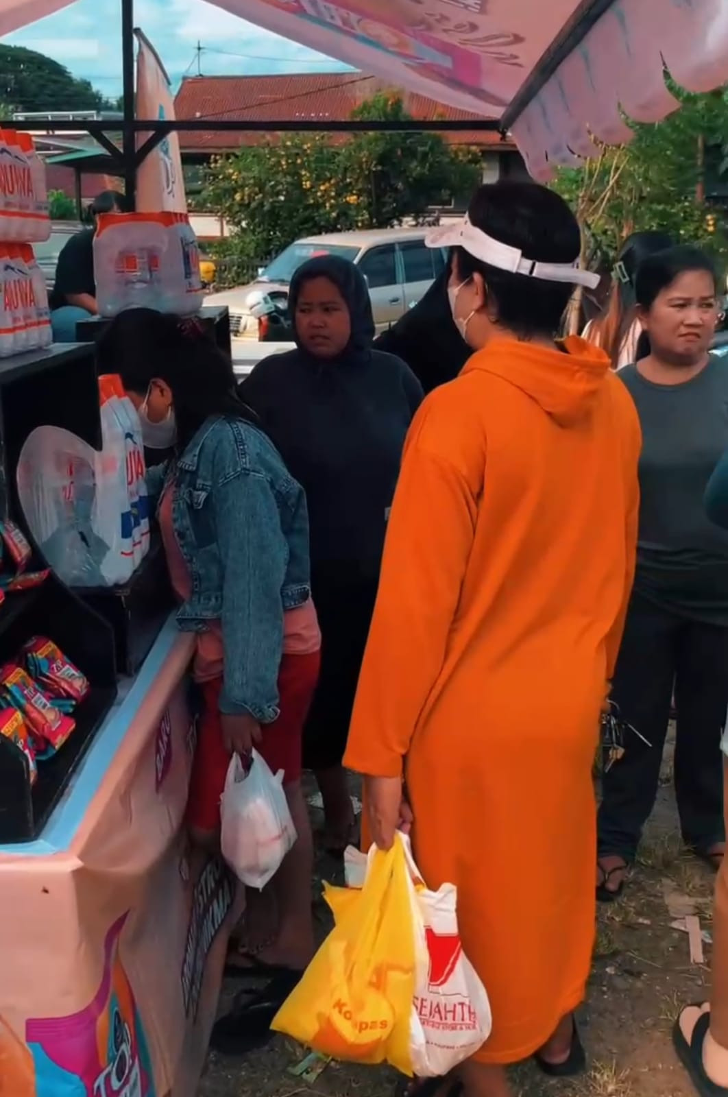 Melaksanakan pasar murah