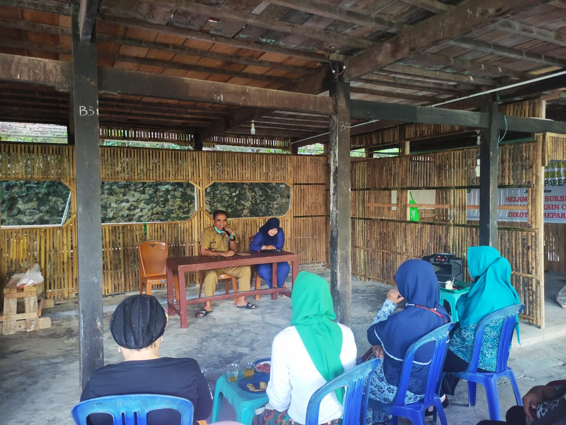 Rapat Koordinasi di Sekretariat Kamp. KB bersama Lurah, LPMK, TP PKK, Bidan Kelurahan dan Pengurus Kampung KB "Geddongnge"