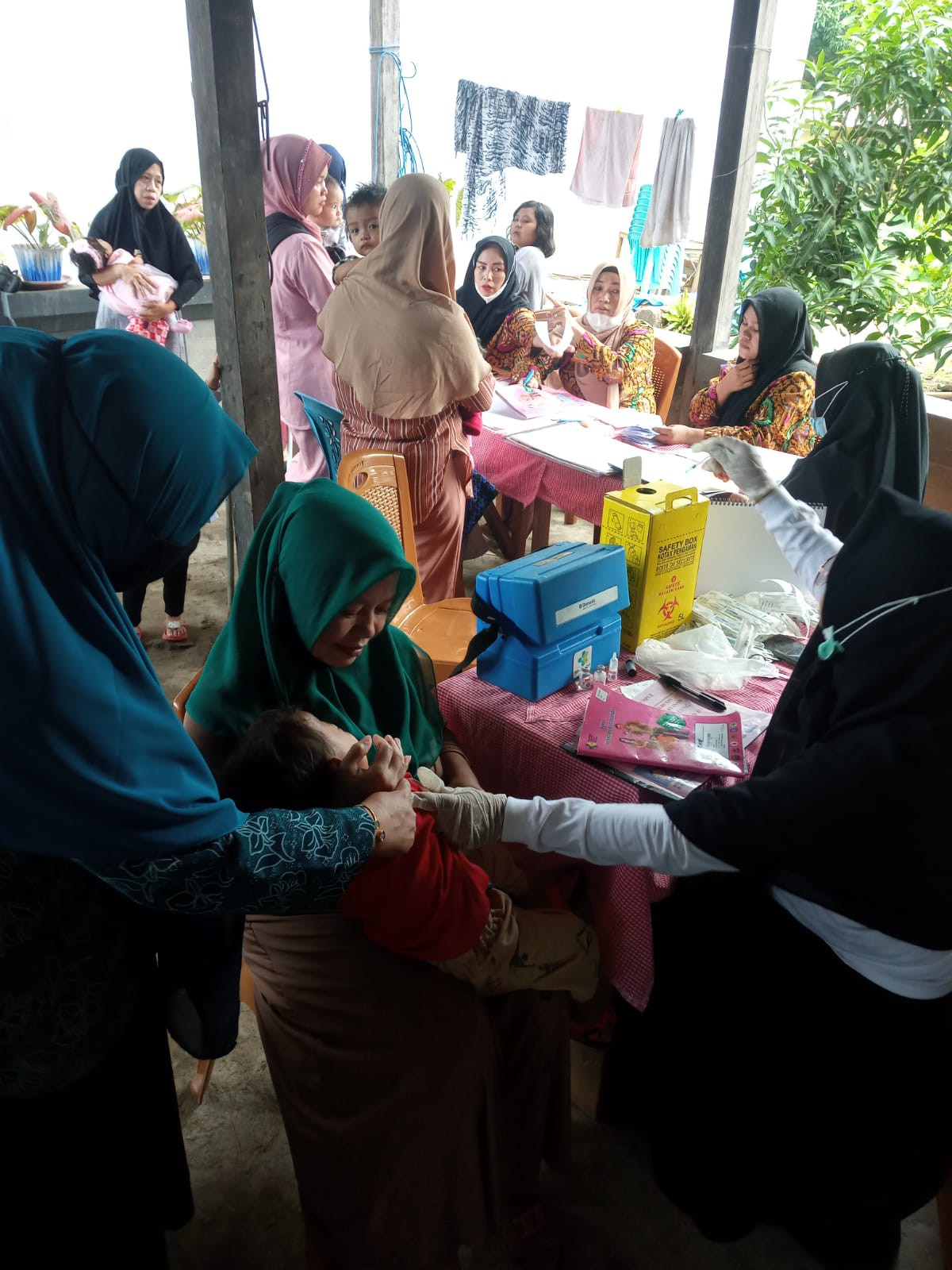 Kegiatan Posyandu di Cendrawasih 1 & 2 yang dihadiri oleh Tenaga Kesehatan UPTD Puskesmas Lumpue, TP PKK Cappa Galung, Pengurus Kamp. KB "Geddongnge" dan Pengurus FKS Cappa Galung