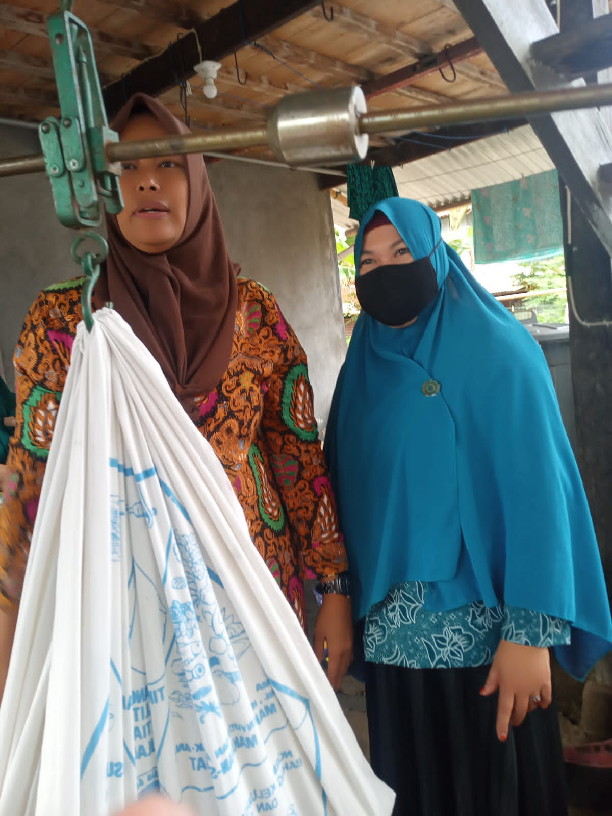 Kegiatan Posyandu di Cendrawasih 1 & 2 yang dihadiri oleh Tenaga Kesehatan UPTD Puskesmas Lumpue, TP PKK Cappa Galung, Pengurus Kamp. KB "Geddongnge" dan Pengurus FKS Cappa Galung