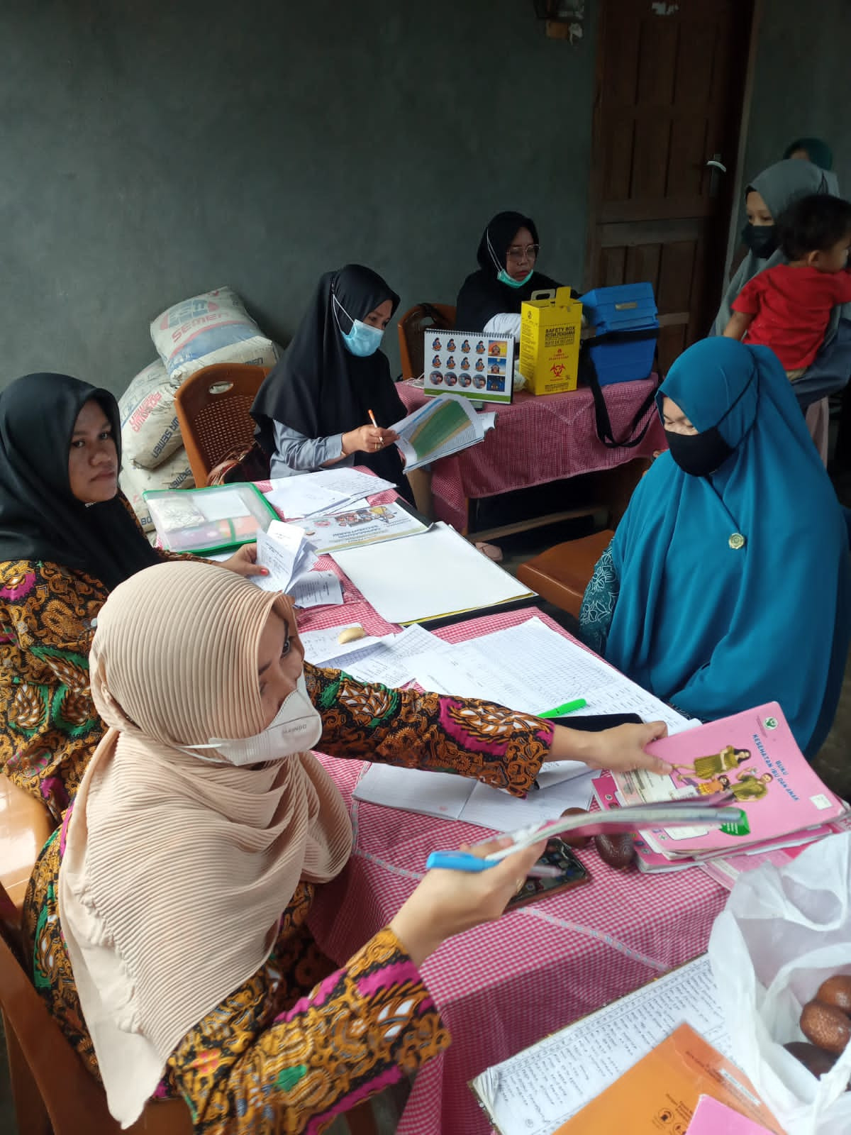 Kegiatan Posyandu di Cendrawasih 1 & 2 yang dihadiri oleh Tenaga Kesehatan UPTD Puskesmas Lumpue, TP PKK Cappa Galung, Pengurus Kamp. KB "Geddongnge" dan Pengurus FKS Cappa Galung