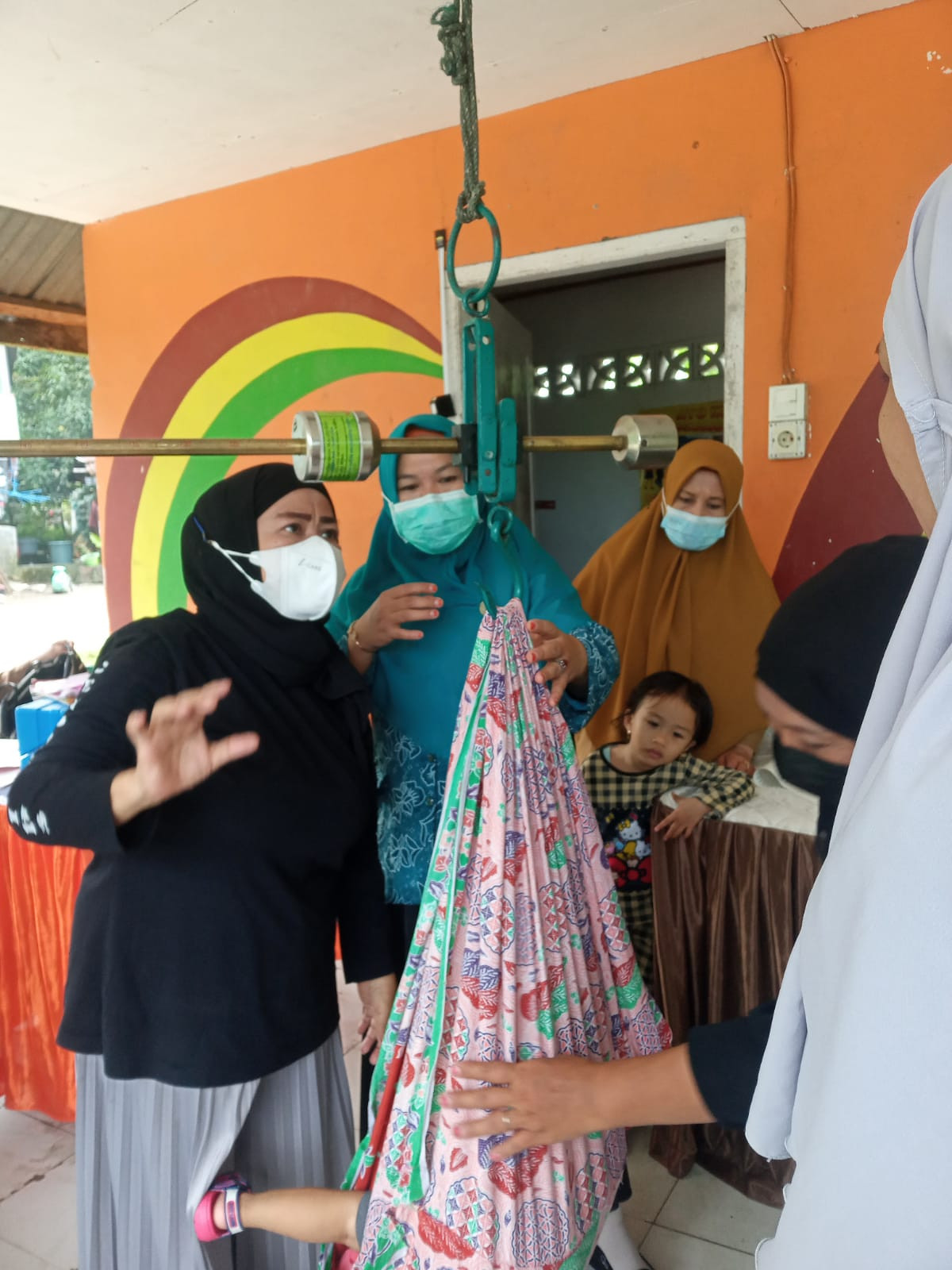 Kegiatan Posyandu di Cendrawasih 3 yang dihadiri oleh Tenaga Kesehatan UPTD Puskesmas Lumpue, TP PKK Cappa Galung, Pengurus Kamp. KB "Geddongnge" dan Pengurus FKS Cappa Galung